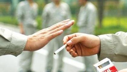 <b>怎么礼貌的接香烟?香烟批发网小编教您</b>