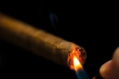 <b>外烟一手货源微信(卖外烟的微商渠道)</b>